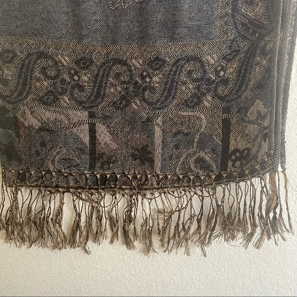 Beautiful Paisley style Women’s Scarf NWOT